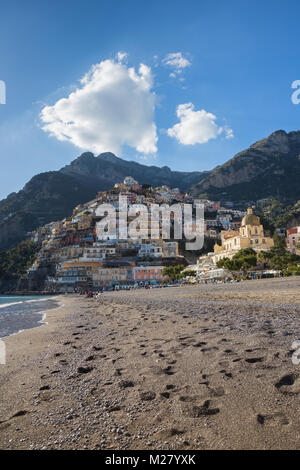 Positano, Campanie, Italie 12 mars 2017 positano côtière avec vue de dessous qui illustre une partie de spieggia et quelques caractéristiques de ce logement Banque D'Images