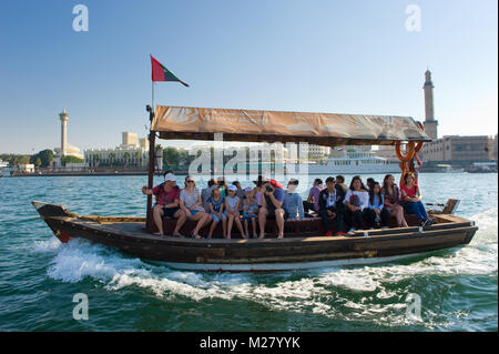 Dubaï, Émirats arabes unis - Jan 02, 2018 : les touristes sur un bateau un qui vont à la station Deira old Souq près de la Cité de l'or à Dubaï. C'est un famou Banque D'Images