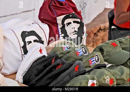 TRINIDAD, CUBA, le 8 mai 2009. Souvenirs avec une photo de Che Guevara à vendre dans un marché de rue à Trinidad, Cuba, le 8 mai 2009. Banque D'Images