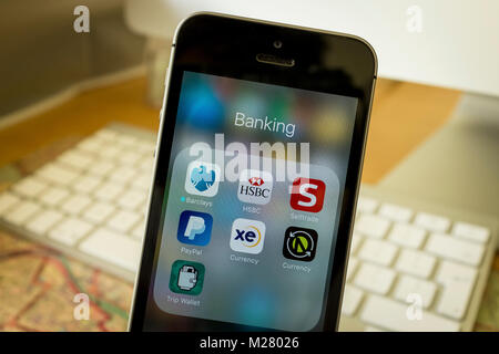 Banque et finance diverses applications sur iPhone SE Banque D'Images