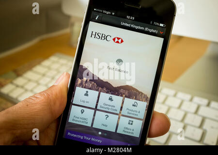 La Banque HSBC application Mobile Banking Log sur écran de l'iPhone SE Banque D'Images