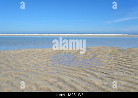 Plage à marée basse, structure en forme de vague, dans le sable humide, Mer du Nord, Norderney, îles de la Frise orientale, Basse-Saxe, Allemagne Banque D'Images