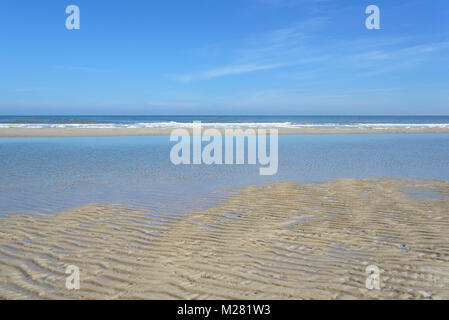 Plage à marée basse, structure en forme de vague, dans le sable humide, Mer du Nord, Norderney, îles de la Frise orientale, Basse-Saxe, Allemagne Banque D'Images