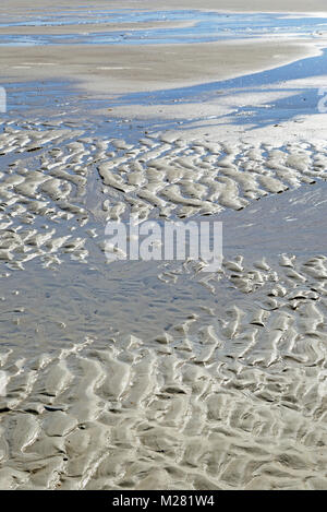 Plage à marée basse, structure en forme de vague, dans le sable humide, Mer du Nord, Norderney, îles de la Frise orientale, Basse-Saxe, Allemagne Banque D'Images