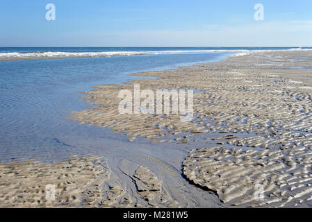 Plage à marée basse, structure en forme de vague, dans le sable humide, Mer du Nord, Norderney, îles de la Frise orientale, Basse-Saxe, Allemagne Banque D'Images