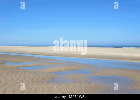 Plage à marée basse, structure en forme de vague, dans le sable humide, Mer du Nord, Norderney, îles de la Frise orientale, Basse-Saxe, Allemagne Banque D'Images