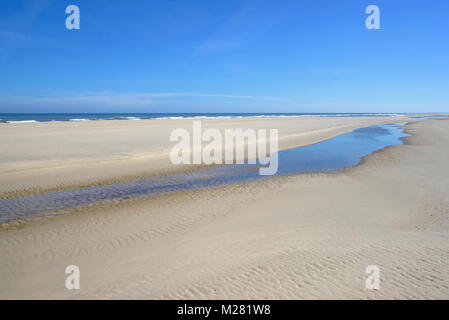 Plage à marée basse, structure en forme de vague, dans le sable, Mer du Nord, Norderney, îles de la Frise orientale, Basse-Saxe, Allemagne Banque D'Images