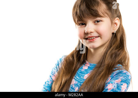 Portrait d'une belle petite jeune fille souriante sur un fond blanc. L'enfant face closeup Banque D'Images