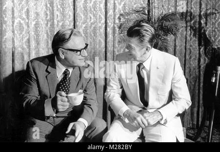 États-unis le sénateur Barry Goldwater (républicain de l'Arizona) rencontre gouverneur Ronald Reagan (républicain de Californie) au cours de la Convention nationale républicaine de 1972 à Miami, Floride le 19 août 1972.. /MediaPunch Banque D'Images