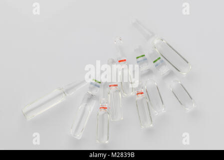 Des tas d'ampoules médicales pour injection sur un fond blanc. La vue d'en haut Banque D'Images