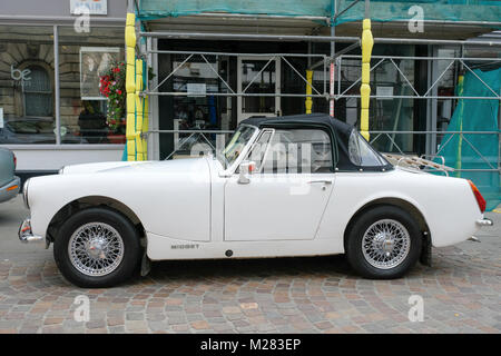 La Journée rétro dans les rues de Gloucester. Les véhicules à moteur classique et costumes à Gloucester's 'gate' rue. MG Midget 1973 Voiture de sport. Banque D'Images