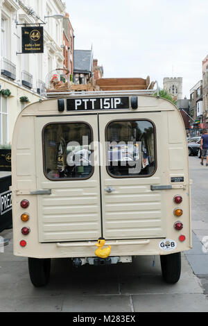 La Journée rétro dans les rues de Gloucester. Les véhicules à moteur classique et costumes à Gloucester's 'gate' streets.1975 2CV Citroën van Banque D'Images