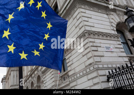 En tant que négociateur en chef de l'Union européenne Michel Barnier répond à Theresa mai à Londres pour discuter de la prochaine étape du Brexit, les stars du drapeau de l'UE appartenant à à l'anti-Brexiter va à Whitehall et le coin de Downing Street, la résidence officielle du Premier Ministre, le 5 février 2018, à Londres en Angleterre. Banque D'Images