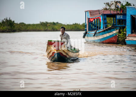 En bateau traditionnel cambodgien sur la rivière à Kampong Phluk village flottant, la Province de Siem Reap, au Cambodge. Banque D'Images