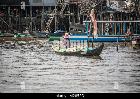 Vendeur de fruits et légumes en bateau, Kampong Phluk village flottant, la Province de Siem Reap, au Cambodge. Banque D'Images