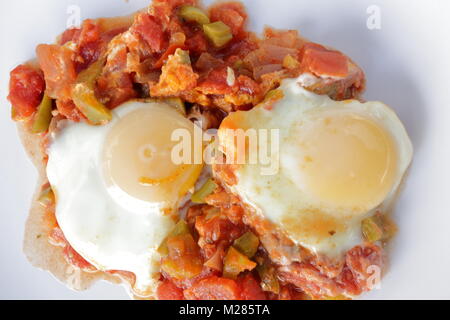 Shakshouka, un populaire plat moyen-orientale originaire de Tunisie, a fait de l'oignon, la tomate, le poivron, l'ail et les oeufs au plat avec le jaune d'ajouté l Banque D'Images