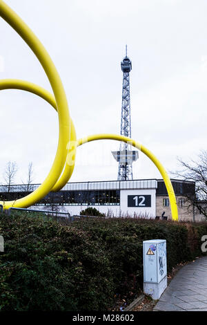 Berlin Funkturm Tour Radio. Ancienne tour de radiodiffusion avec cadre en acier 1992 en boucle par Ursula Sax et Rotonde 16 Banque D'Images