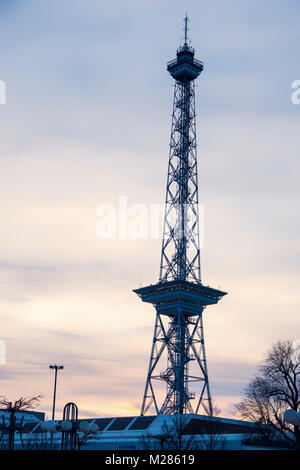 Berlin Funkturm Tour Radio. Ancienne tour de radiodiffusion avec cadre en acier possède un restaurant et terrasse d'observation. Bâtiment classé monument protégé est Banque D'Images