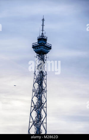 Berlin Funkturm Tour Radio. Ancienne tour de radiodiffusion avec cadre en acier possède un restaurant et terrasse d'observation. Bâtiment classé monument protégé est Banque D'Images