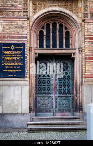 Synagogue juive et décoratifs d'extérieur de bâtiment d'entrée de porte de la vieille ville historique de bâtiment classé sur Oranienburgerstrasse,Berlin,Mitte Banque D'Images