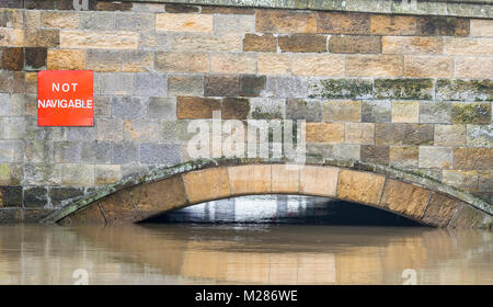 Vieux pont de pierre à marée haute à très haute de l'eau avec un pas navigable signe sur la rivière Arun dans Arundel, West Sussex, Angleterre, Royaume-Uni. Banque D'Images