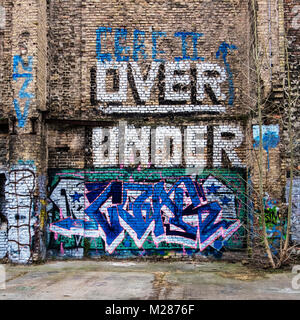 Berlin Prenzlauerberg, couverts de graffitis,patiné délabrée sur mur de brique vieux bâtiment dans 1-8 personnes.de plus et de moins Banque D'Images