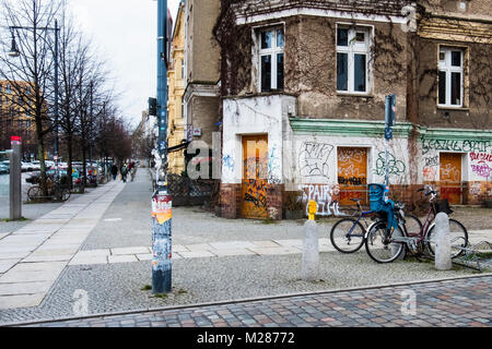 Berlin Prenzlauerberg, couverts de graffitis,monte à bord de l'ancien restaurant dans l'ancien bâtiment de la station de métro Schönhauser Allee.en attente de gentrification par de nouveaux propriétaires Banque D'Images