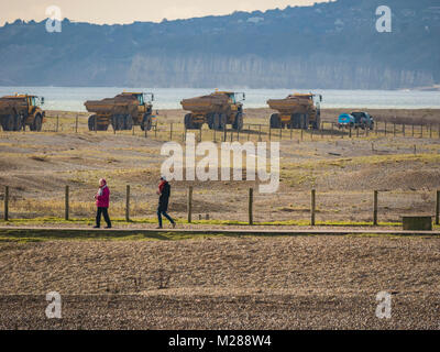 Convoi de camions à benne sur le seigle coast déménagement shingle Banque D'Images