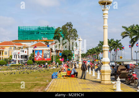 Revêtement jaune de l'animation de la promenade du front de mer populaire Sisowath Quay par le parc du Palais Royal, Phnom Penh, capitale du Cambodge, au sud-est de l'Asie Banque D'Images