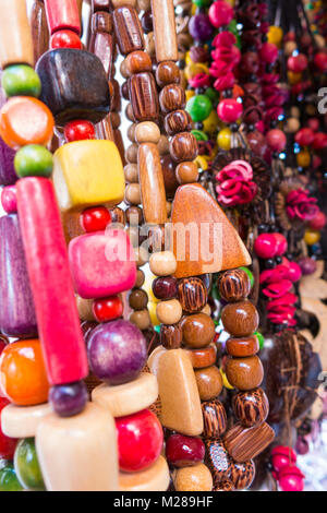 Souvenirs cubaine : collier de graines. Populaire dans les comptes cubains, organique bijoux fabriqués à partir de graines des Caraïbes. Marché de rue Ville de Cienfuegos, Cuba. Banque D'Images