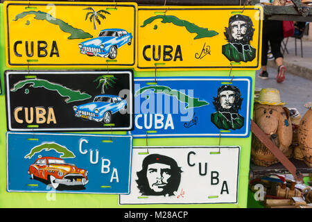 Les plaques d'immatriculation des véhicules artisanaux traditionnels comme souvenirs à vendre à Cienfuegos, Cuba. Banque D'Images