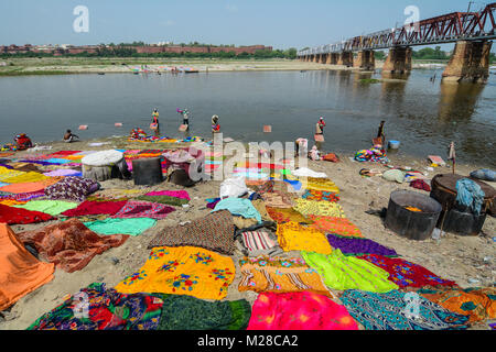 Agra, Inde - Jul 13, 2015. Les gens dye vêtements traditionnels sur la rivière Yamuna à Agra, en Inde. Banque D'Images