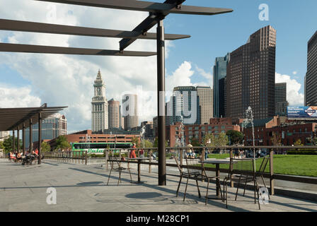 Image de la promenade et de tables en plein air le long de la Rose Kennedy Greenway sur une journée ensoleillée à Boston, Massachusetts en dehors de l'extrémité nord. Banque D'Images