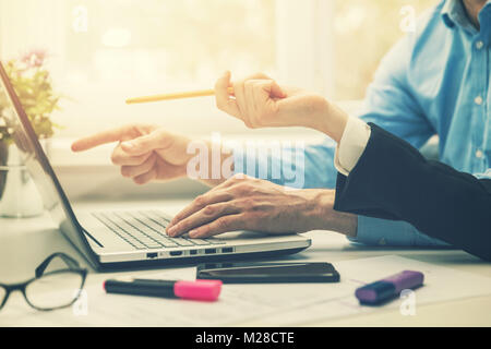Les gens d'affaires de bureau moderne et de discuter d'une chose sur l'ordinateur portable Banque D'Images