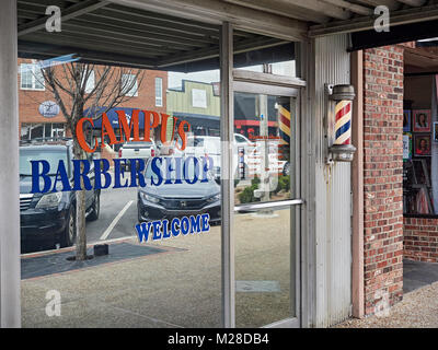 Extérieur avant entrée du Campus d'affaires Salon de Coiffure Salon de coiffure avec éclairage en pôle Auburn Alabama, Etats-Unis. Banque D'Images