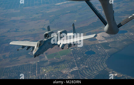 Un A-10 Thunderbolt II avec la 122e Escadre de chasse (FW), Fort Wayne Air National Guard, Ind., banques après avoir reçu de carburant un KC-135 Stratotanker avec la 914e Escadre de ravitaillement en vol (ARW), Niagara Air Station de réserve, N.Y., plus de Avon Park, en Floride, le 30 janvier 2018. Aviateurs avec le 914ème ARW a visité la base aérienne MacDill, en Floride, d'effectuer la formation de ravitaillement en vol d'un aéronef au cours de transition de l'Hercules C-130, tout en appuyant la 122FW's Guardian Opération Blitz. (U.S. Air Force Banque D'Images