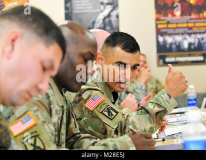 Le Sgt commande. Le major Jacinto Garza, le 8e Commandement de soutien du théâtre engagé, chef de la direction a souligné l'importance d'établir des relations au cours du programme conjoint engagé Forum logistique 31 Janvier 2018 at Joint Base Harbor-Hickam Pearl. Le JSELF ont enrôlé des hauts dirigeants de la logistique de l'ensemble des services pour renforcer les relations, afin de mieux organiser les capacités conjointes. (U.S. Army Banque D'Images