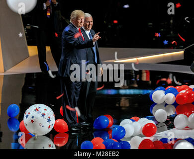 Cleveland, Ohio, USA, 21, juillet, 2016 candidats républicains, Donald Trump et Mike Pence célèbrent à la conclusion de la convention sur la scène à la Quicken Loans Arena, Banque D'Images