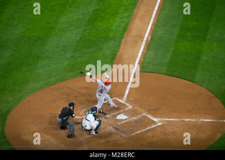 Albert Pujols du Los Angeles Angels pivote à un lancer au cours d'un match contre les Mariners de Seattle. Banque D'Images