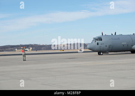 Une 139e Airlift Wing maréchaux un membre Royal Canadian Air Force CC-130J à Rosecrans Memorial Airport, St Joesph, Février 1, 2018 Ve après un vol d'entraînement pour le Traité sur le régime "Ciel ouvert". Le personnel de la United States, Canada, Royaume-Uni, la France et la République tchèque ont participé à ce vol conçu pour promouvoir la coopération internationale et de la transparence. (U.S. Air National Guard Banque D'Images