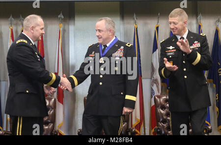 (De gauche à droite) Le lieutenant général Timothy Kadavy, Directeur, félicite la Garde nationale, le général Kenneth C. Roberts après qu'il est accordé la garde nationale de Géorgie Oglethorpe Award par le major général Joe Jarrard, adjudant général de la Géorgie, le 2 février 2018 au Centre de la Garde nationale d'argile à Marietta, GA. Banque D'Images