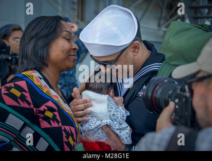 SAN DIEGO (fév. 2, 2018) Spécialiste des opérations 2e classe Jesse Soto, du Bronx, NY, tient son enfant nouveau-né pour la première fois au cours du retour du navire d'assaut amphibie USS America (LHA 6). Amérique latine, une partie de l'Amérique du groupe amphibie, à 15e Marine Expeditionary Unit, est de retour d'un déploiement programmé régulièrement à l'ouest du Pacifique et du Moyen-Orient. La Marine américaine a patrouillé dans la région Indo-pacifique couramment pour plus de 70 ans de promouvoir la paix et la sécurité. (U.S. Navy Banque D'Images