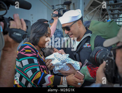SAN DIEGO (fév. 2, 2018) Spécialiste des opérations 2e classe Jesse Soto, du Bronx, NY, tient son enfant nouveau-né pour la première fois au cours du retour du navire d'assaut amphibie USS America (LHA 6). Amérique latine, une partie de l'Amérique du groupe amphibie, à 15e Marine Expeditionary Unit, est de retour d'un déploiement programmé régulièrement à l'ouest du Pacifique et du Moyen-Orient. La Marine américaine a patrouillé dans la région Indo-pacifique couramment pour plus de 70 ans de promouvoir la paix et la sécurité. (U.S. Navy Banque D'Images