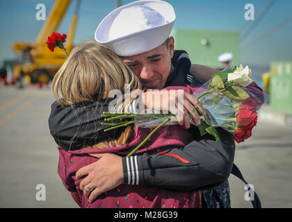 SAN DIEGO (fév. 2, 2018) Spécialiste des opérations 2e classe Shawn Jacob, de Sherman Oaks, CA, épouse sa femme pendant le retour de la station de transport amphibie USS San Diego (LPD 22). San Diego, une partie de l'Amérique du groupe amphibie, à 15e Marine Expeditionary Unit, est de retour d'un déploiement programmé régulièrement à l'ouest du Pacifique et du Moyen-Orient. La Marine américaine a patrouillé dans la région Indo-pacifique couramment pour plus de 70 ans de promouvoir la paix et la sécurité. (U.S. Navy Banque D'Images