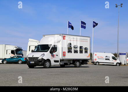 LIETO, FINLANDE - le 5 avril 2014 : Renault Trucks présente Master 150,35 CC L3 chariot comme partie de leur nouvelle gamme de Volvo Trucks et Renault Trucks roadsh Banque D'Images