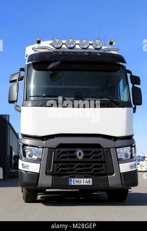 LIETO, FINLANDE - le 5 avril 2014 : Renault Trucks présente la nouvelle gamme T de chez Volvo Trucks et Renault Trucks roadshow. Banque D'Images