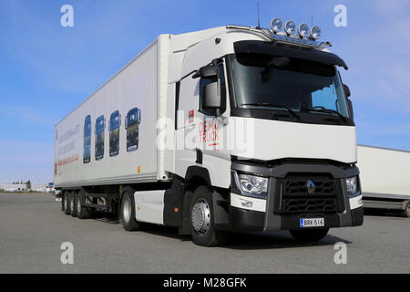 LIETO, FINLANDE - le 5 avril 2014 : Renault Trucks présente la nouvelle Renault T460 à long terme dans le cadre de leur nouvelle gamme de camions Volvo et Renault Truc Banque D'Images