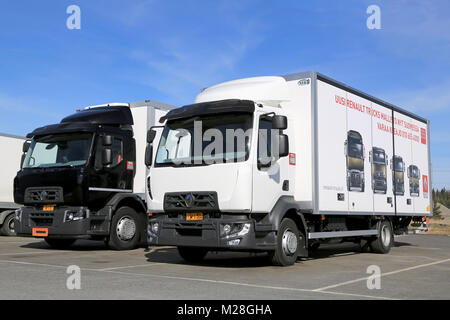 LIETO, FINLANDE - le 5 avril 2014 : Deux Gamme Renault D camions pour le transport régional. Renault Trucks présente leur nouvelle gamme de camions Volvo et Renault Banque D'Images