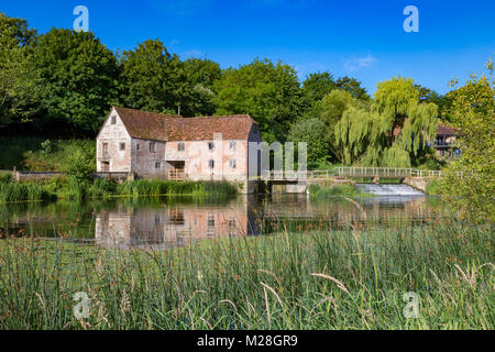 Sherborne Dorset Angleterre 2 août 2017 scène d'été du moulin sur la rivière Stour à Sturminster Newton. Banque D'Images