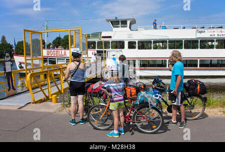 Passerelle pour les cyclistes aux navires d'excursion, village viticole Bernkastel-Kues, Moselle, Rhénanie-Palatinat, Allemagne, Europe Banque D'Images
